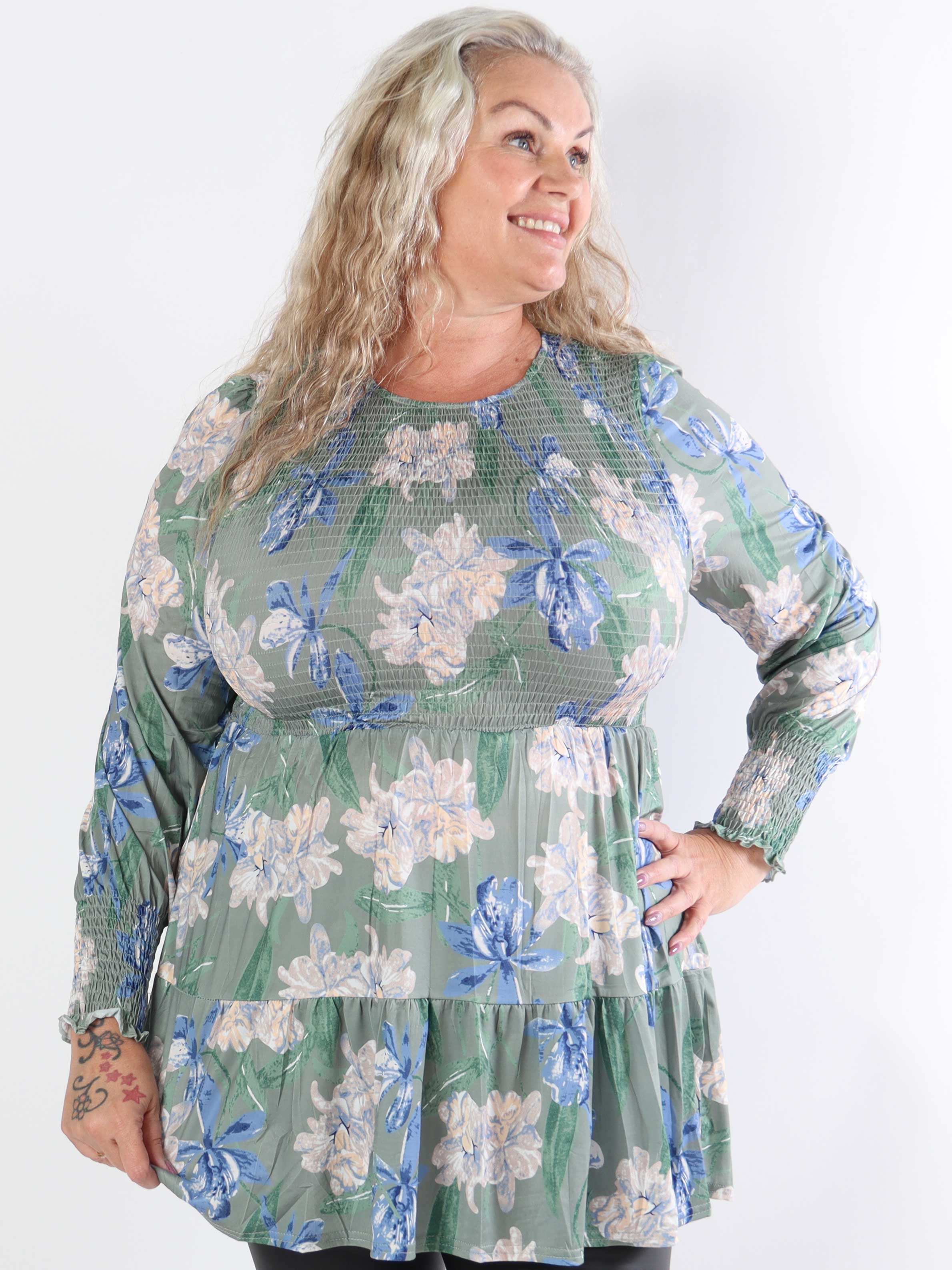 Kelly Flower Shirt - Elastisk plus size-blus med smock över bröstet
